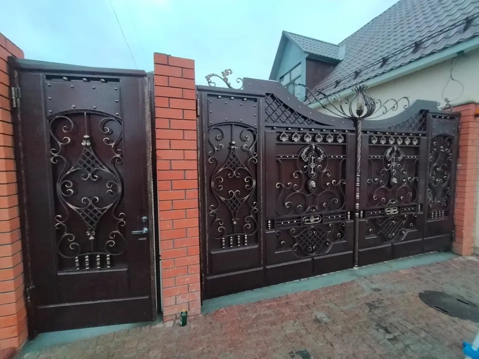 Въездная группа: калитка и распашные ворота в едином стиле между кирпичными столбами