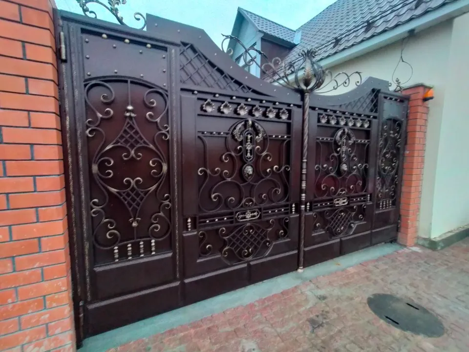 Распашные кованые ворота с патиной золотом и центральной витой стойкой